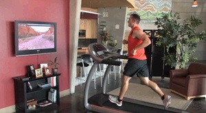 喬山JOHNSON 8.0T 愛無限實境互動跑步機：健身跑步虛擬實境互動體驗