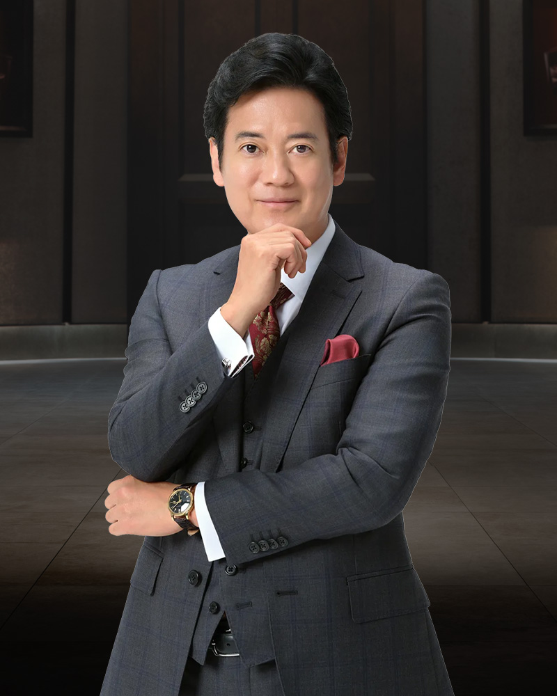 唐澤壽明站在 JP-4000 Super AI 按摩椅旁的代言形象照